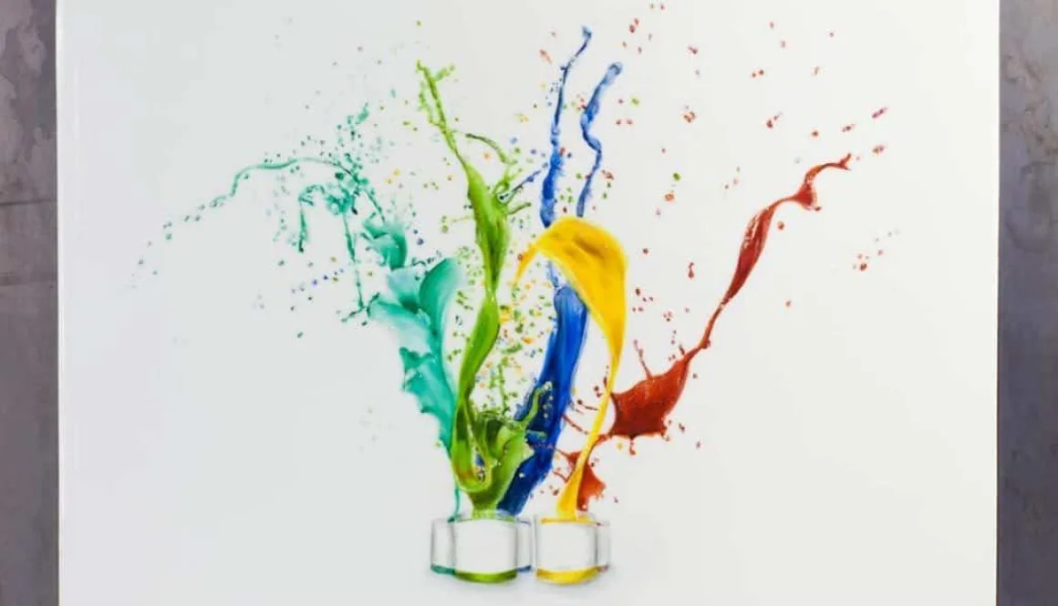 Esplosione di colori dipinta su porcellana a terzo fuoco con medium universale