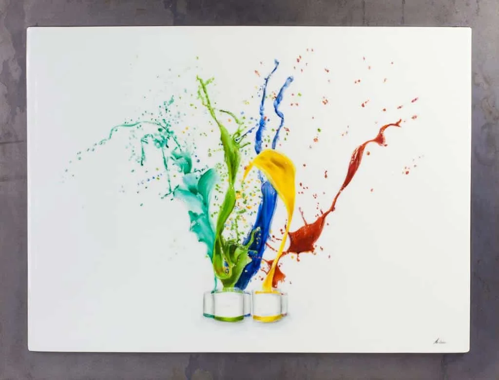 Esplosione di colori dipinta su porcellana a terzo fuoco con medium universale