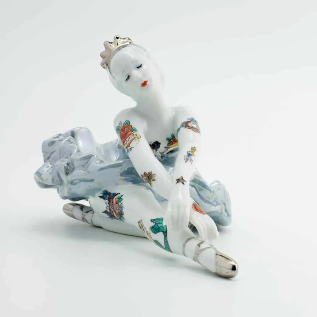 Ballerina di porcellana dipinta a mano con tatuaggi